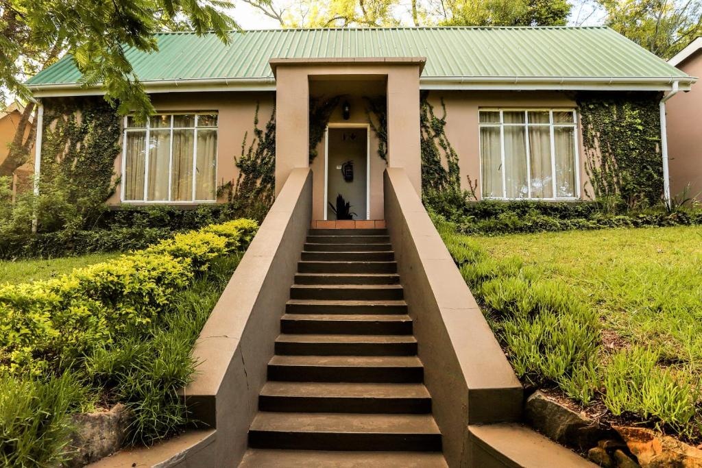 Mantenga Lodge  Property Views  Entrance 6