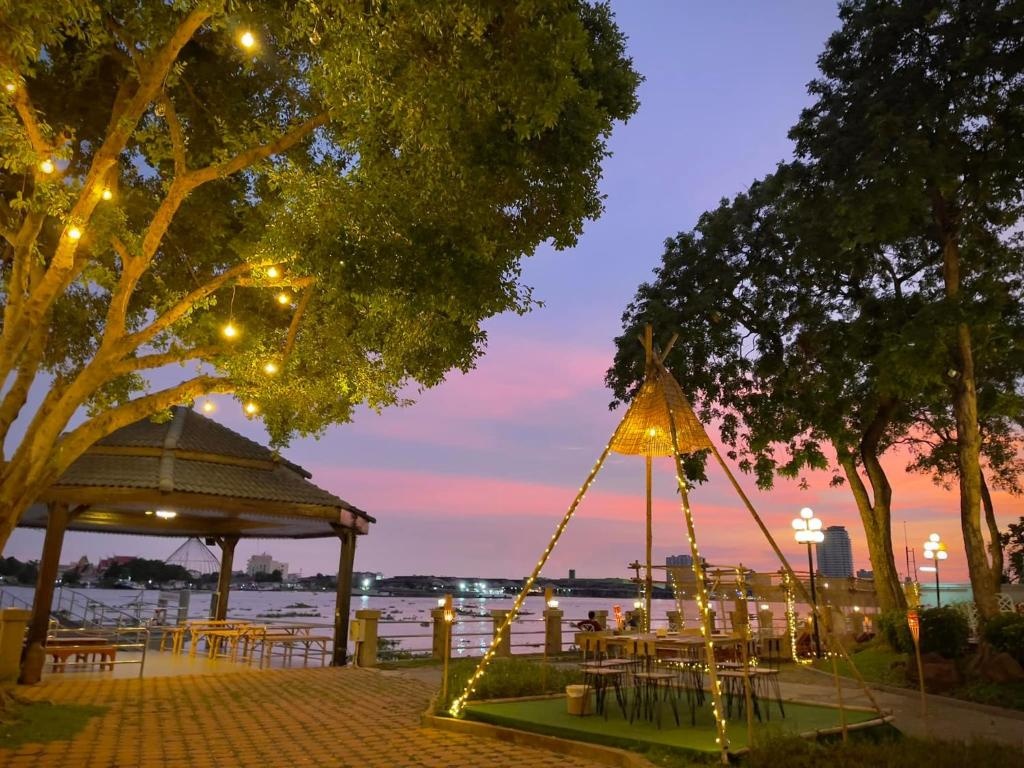 Montien Riverside Hotel Bangkok  Dining  Restaurant 15