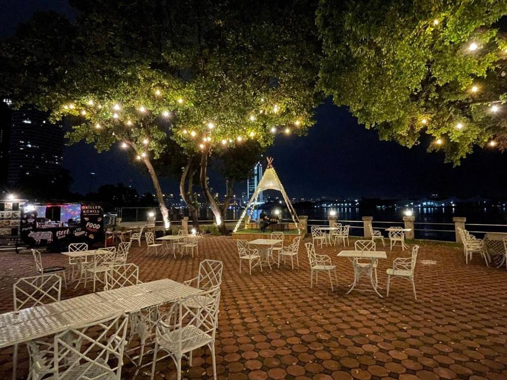 Montien Riverside Hotel Bangkok  Dining  Restaurant 2