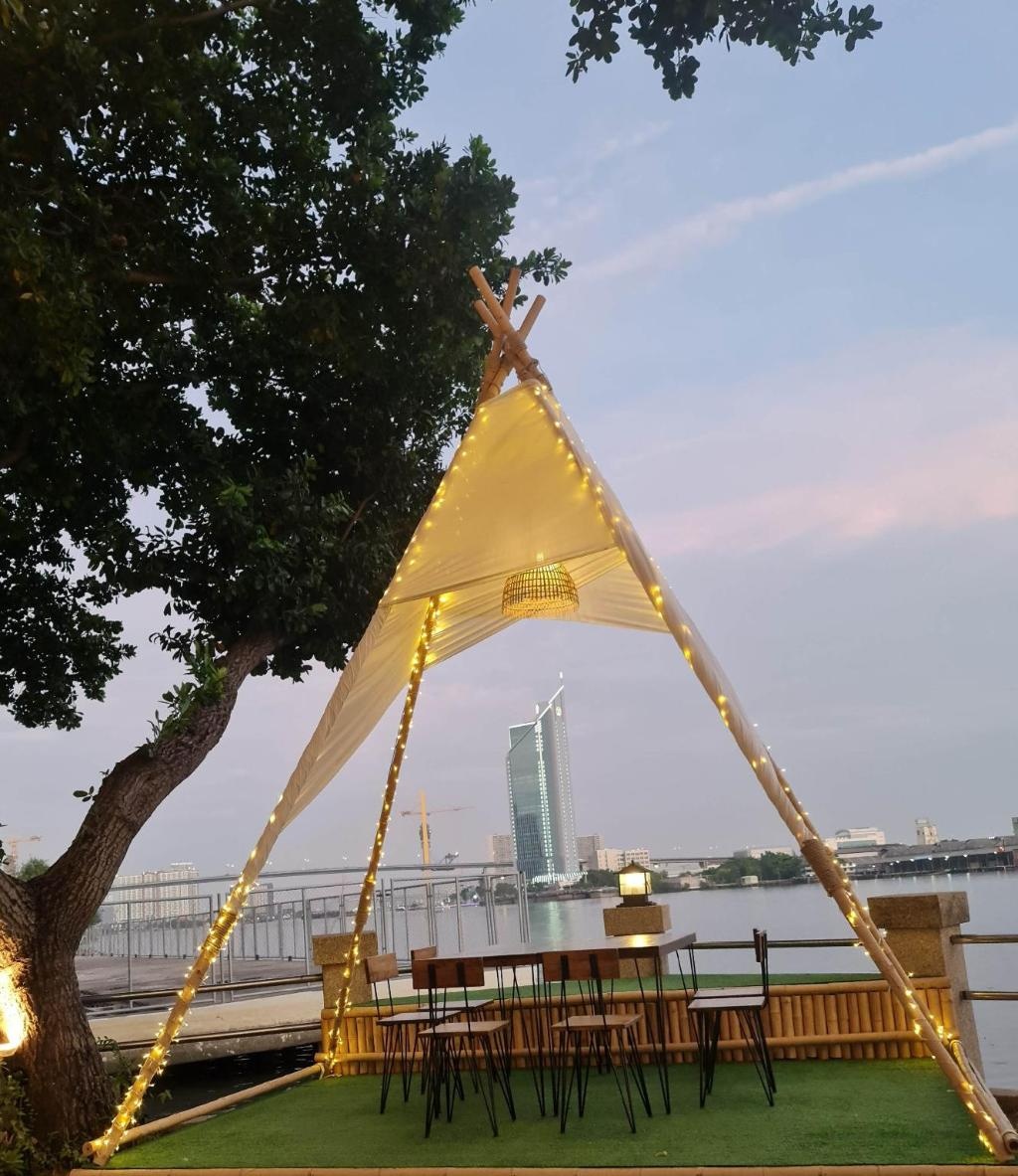 Montien Riverside Hotel Bangkok  Dining  Restaurant 26