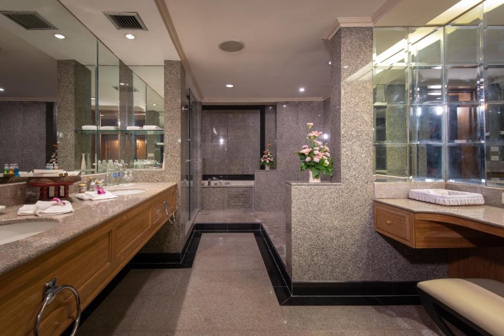 Montien Riverside Hotel Bangkok  Facilities  Bathroom 39