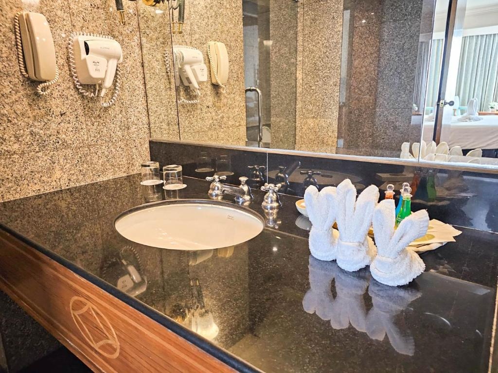Montien Riverside Hotel Bangkok  Facilities  Bathroom 46