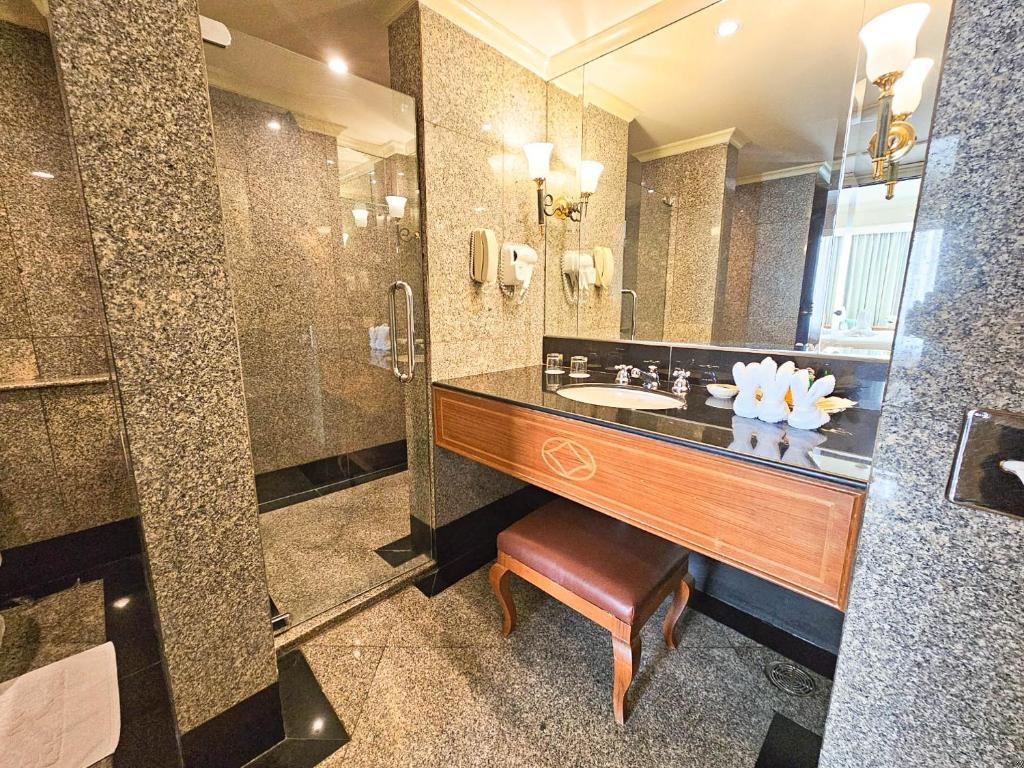 Montien Riverside Hotel Bangkok  Facilities  Bathroom 48