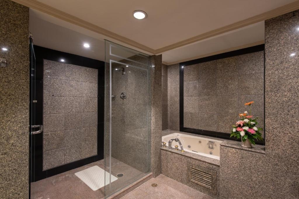 Montien Riverside Hotel Bangkok  Facilities  Bathroom 49