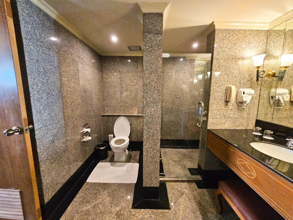 Montien Riverside Hotel Bangkok  Facilities  Bathroom 51