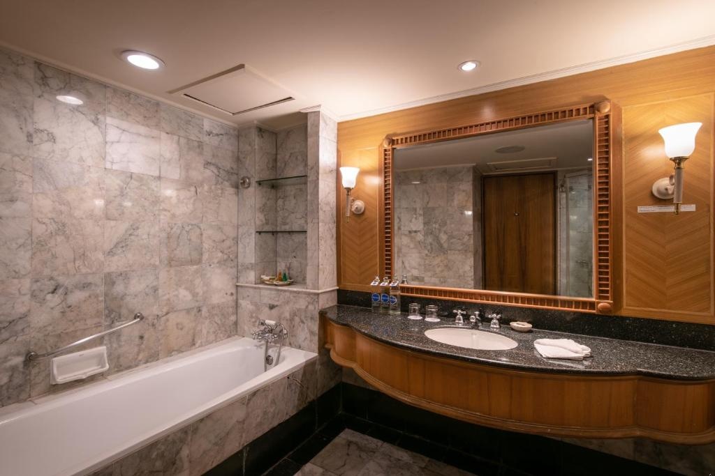 Montien Riverside Hotel Bangkok  Facilities  Bathroom 57
