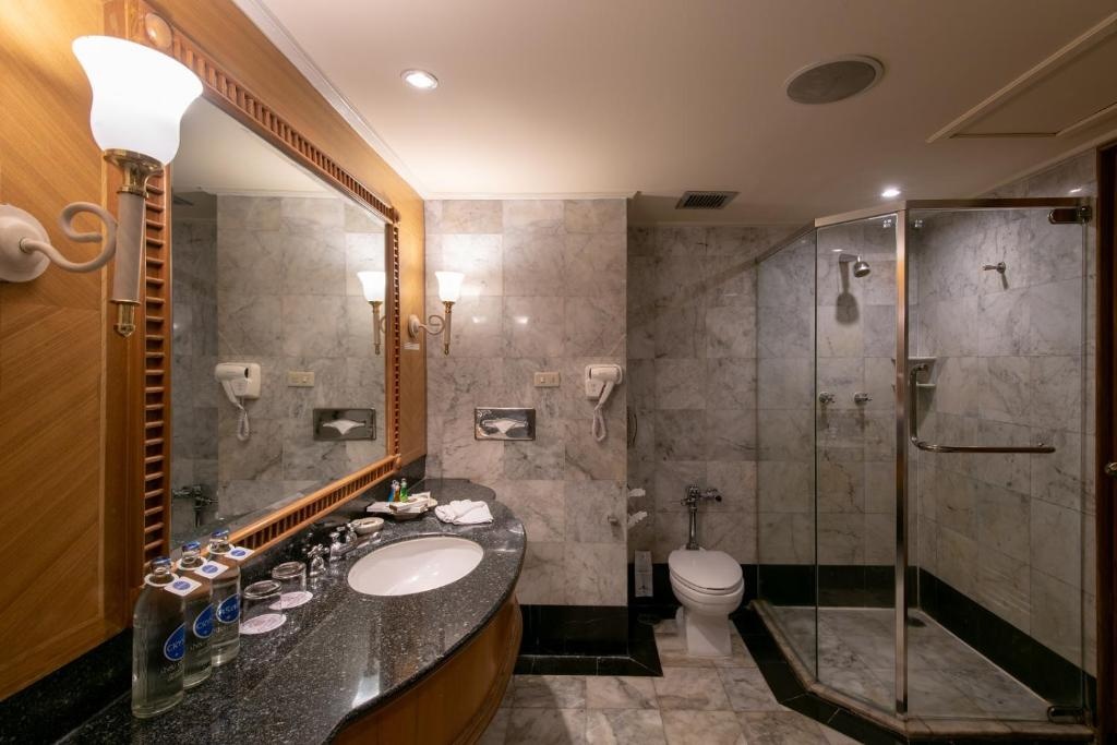 Montien Riverside Hotel Bangkok  Facilities  Bathroom 59