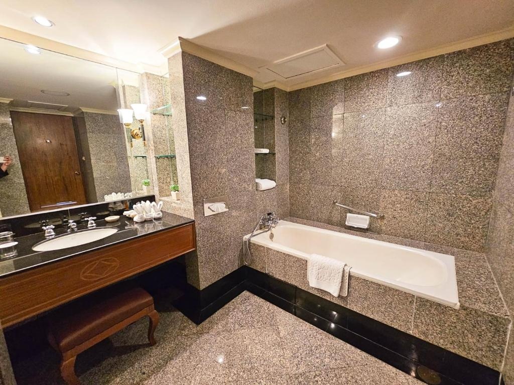 Montien Riverside Hotel Bangkok  Facilities  Facilities 40