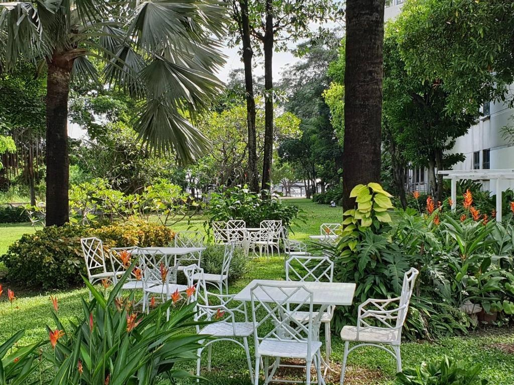 Montien Riverside Hotel Bangkok  Facilities  Garden 44