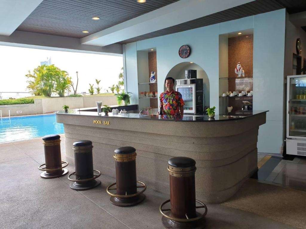 Montien Riverside Hotel Bangkok  Facilities  Poolside Bar 10