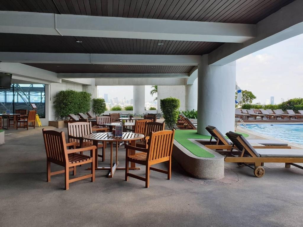 Montien Riverside Hotel Bangkok  Facilities  Poolside Bar 25