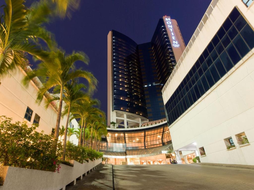 Montien Riverside Hotel Bangkok  Property Views  Entrance 10