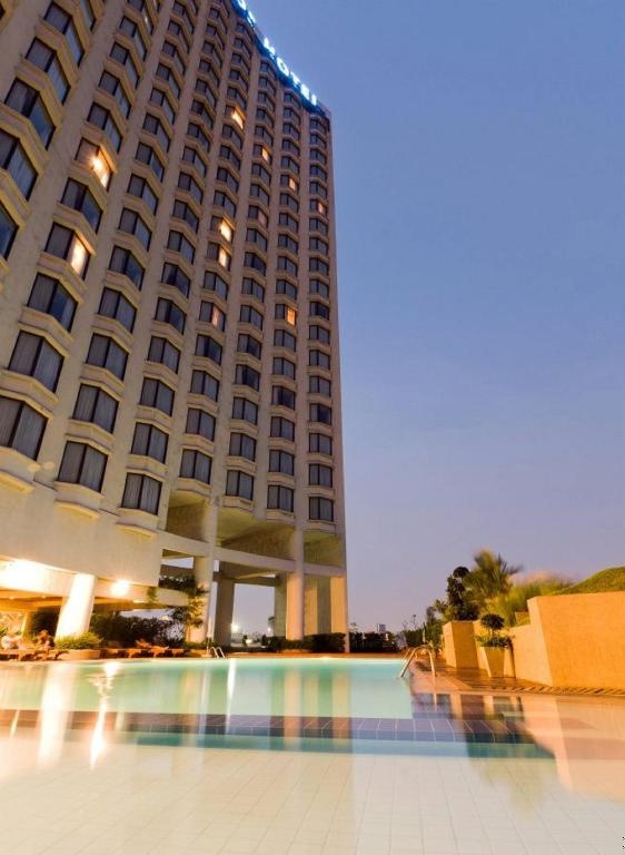 Montien Riverside Hotel Bangkok  Property Views  Entrance 12