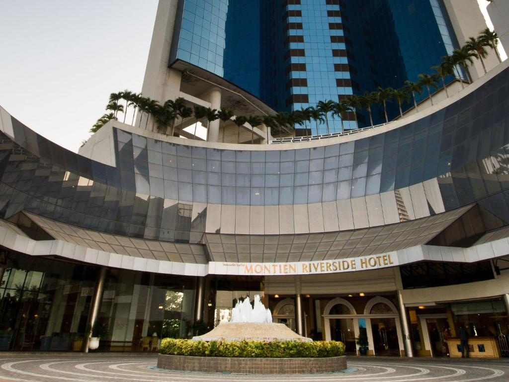 Montien Riverside Hotel Bangkok  Property Views  Entrance 20