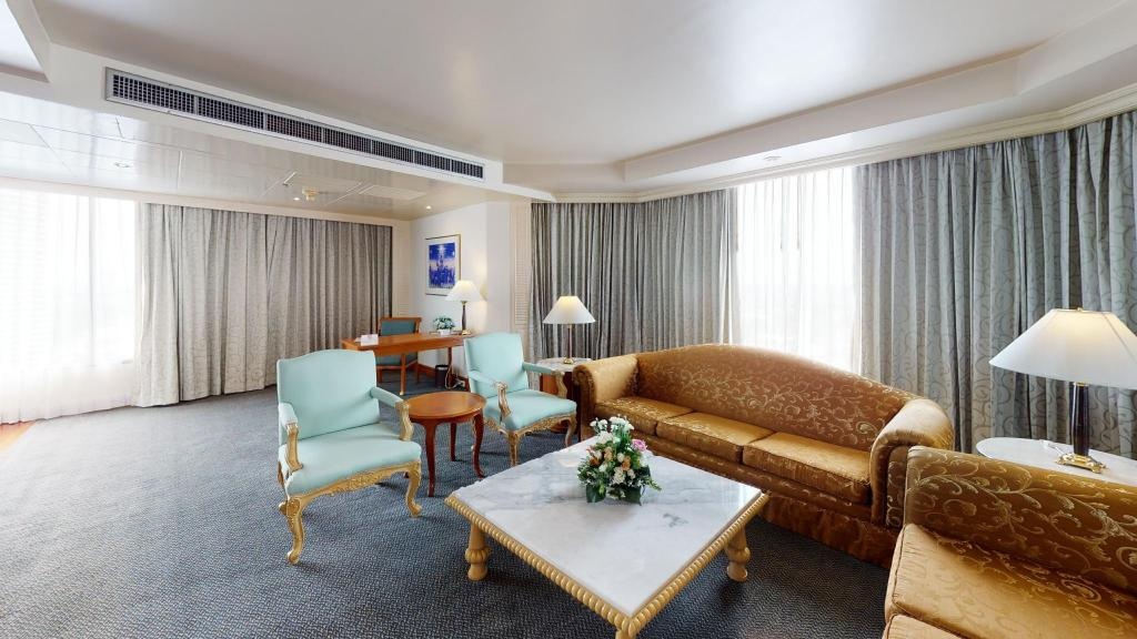 Montien Riverside Hotel Bangkok  Rooms  Executive Suite River View Guestroom 10