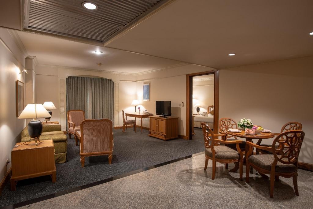 Montien Riverside Hotel Bangkok  Rooms  Family Suite Interior View 19