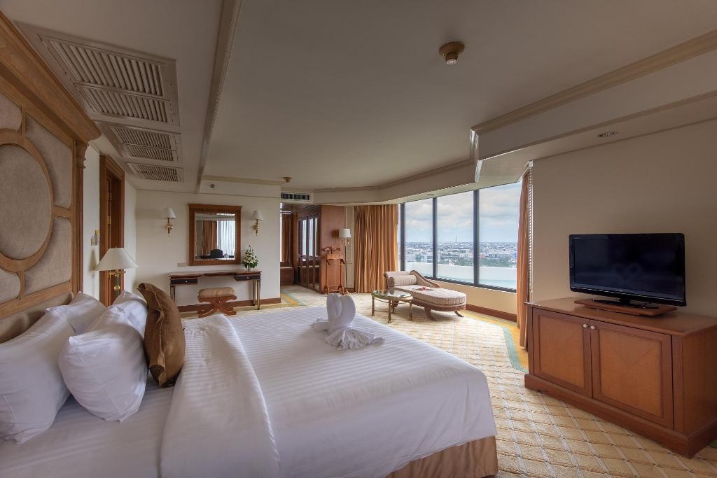 Montien Riverside Hotel Bangkok  Rooms  Queen Suite Bed 1