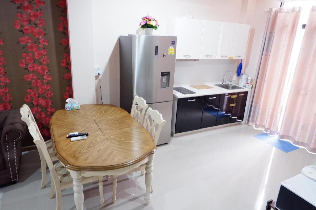 Duplex Home Near DMKIMPACT Arena ExhibitionCentrefacilitiesKitchen8