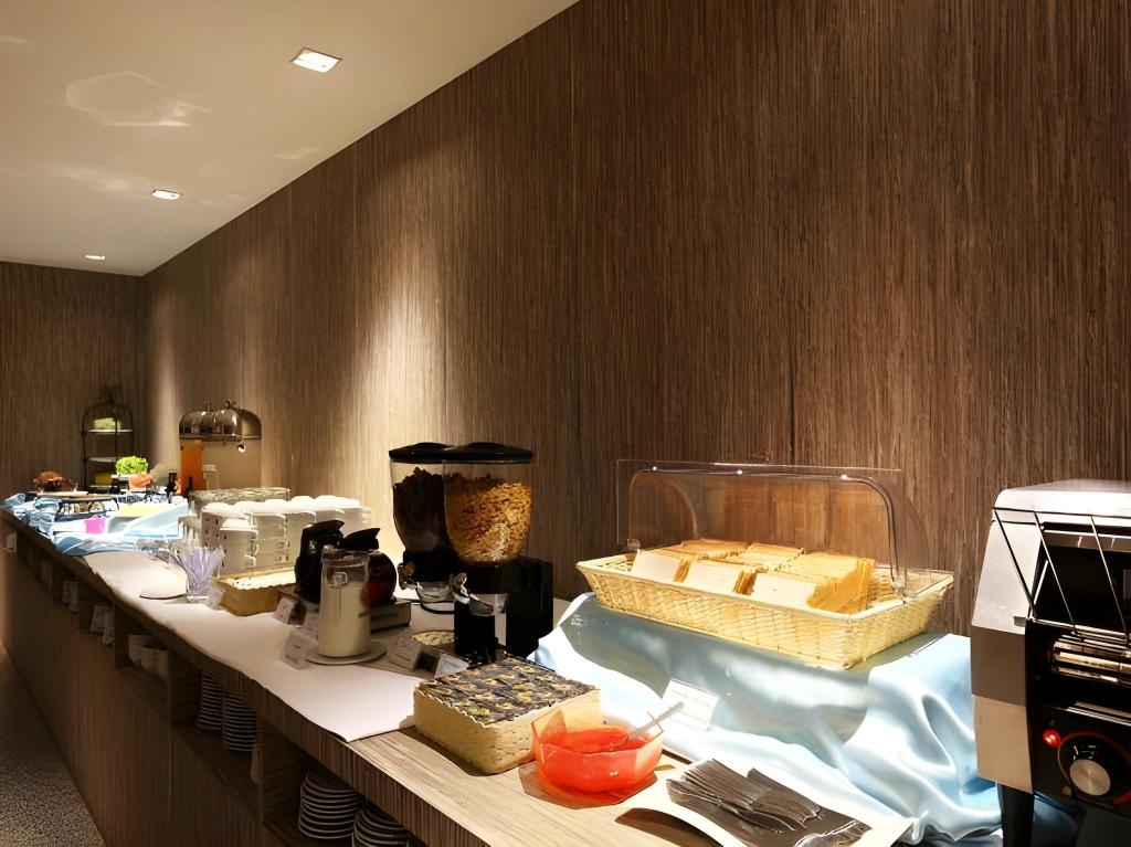 New Season Hotel  Dining  Dining Image 10 10