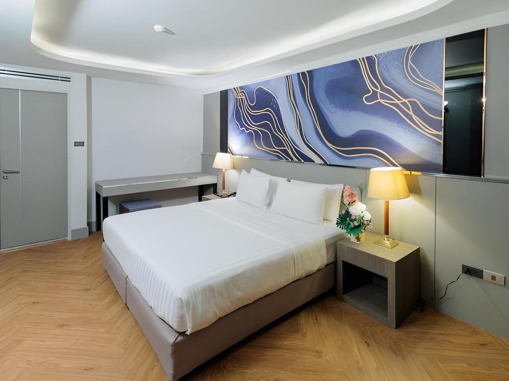 New Season Hotel  Rooms  Rooms Image 10 10