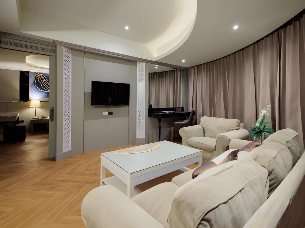 New Season Hotel  Rooms  Rooms Image 5 5