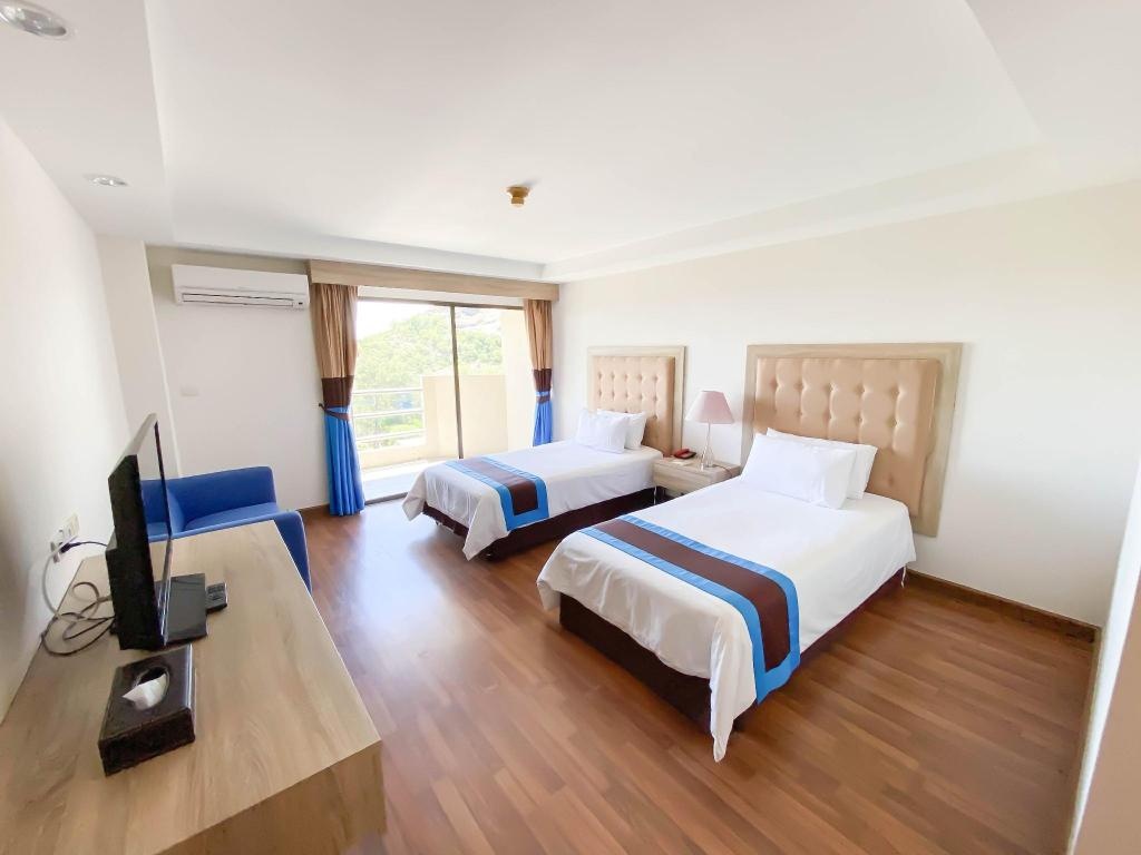 Blue Wave Hotel Hua HinroomsDeluxe Twin Room Guestroom2