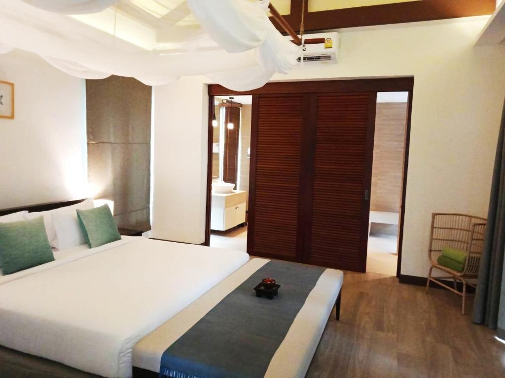 Triple Tree Beach Resort  Rooms  Pool Villa Bed 10