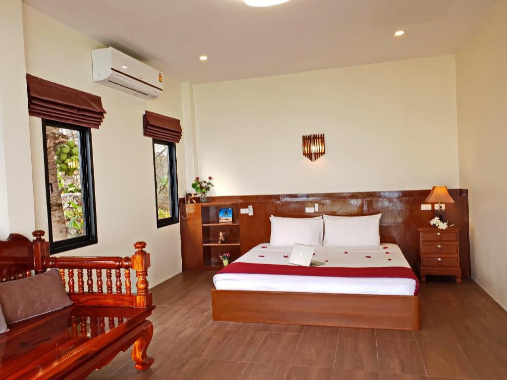 Laem Sila Resort  Rooms  Junior Suite With Terrace Bed 13