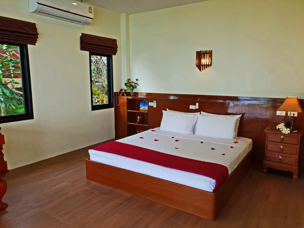 Laem Sila Resort  Rooms  Junior Suite With Terrace Bed 16