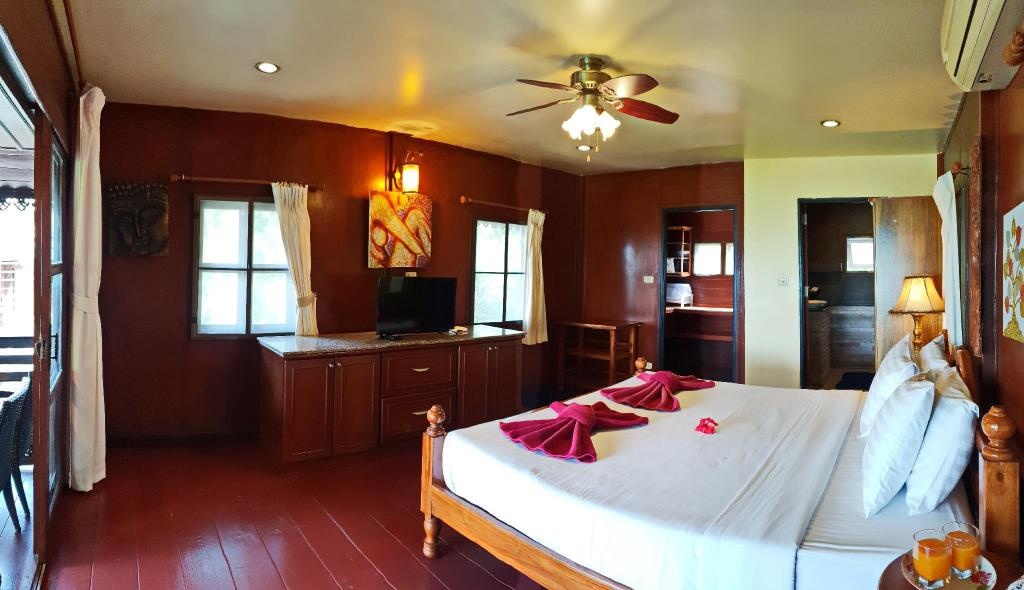 Laem Sila Resort  Rooms  Superior Villa Bedroom 9