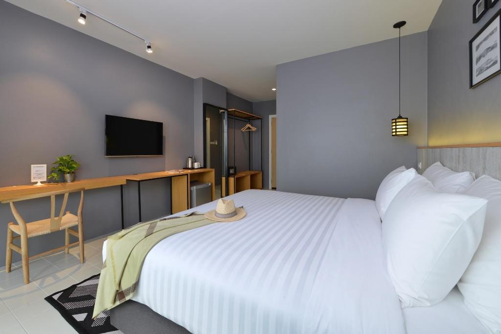 Ruenthip Residence PattayaroomsDeluxe Double Room Sea View Bed5