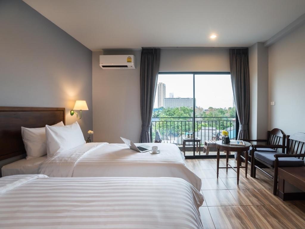 SavotelroomsDeluxe Pool View Room Bedroom8