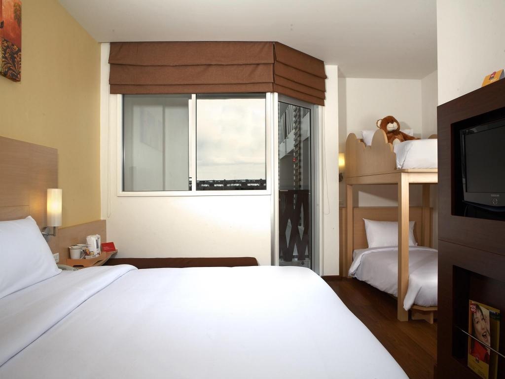 Ibis PattayaroomsFamily 1 Double And 1 Bunk Bed Bed5