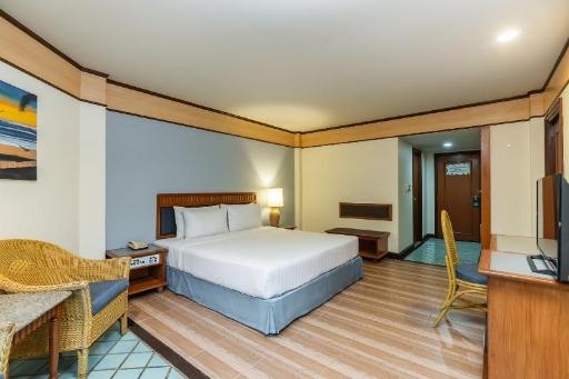 Botany Beach Resort PattayaroomsSuite Bed8