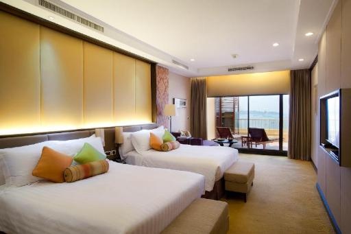 Dusit Thani PattayaroomsClub Grand Room Twin Bed11