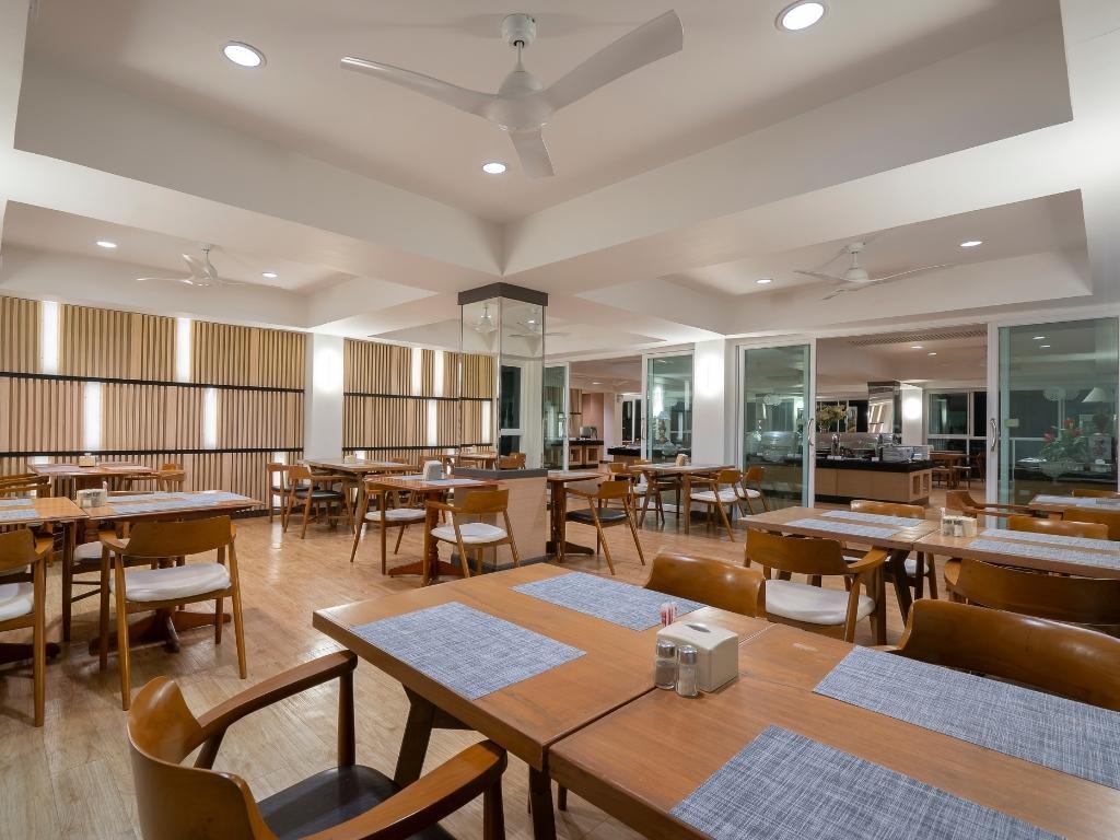 The Green Park ResortdiningRestaurant13