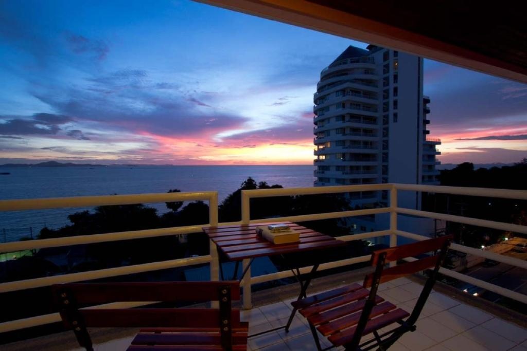 Bella Villa Metro HotelfacilitiesBalconyterrace2