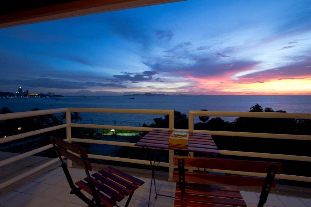 Bella Villa Metro HotelfacilitiesBalconyterrace22