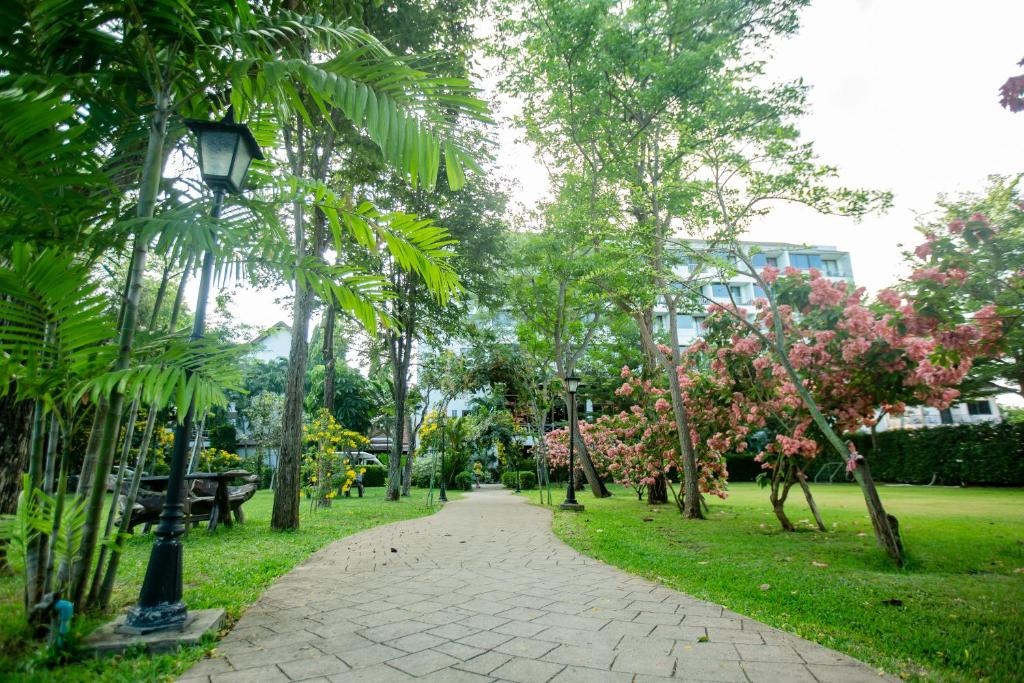 Pinnacle Grand Jomtien Resort And Beach ClubfacilitiesGarden39