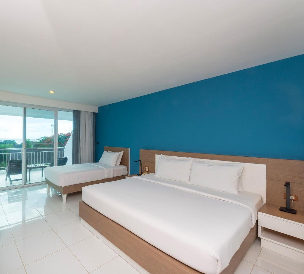 Pinnacle Grand Jomtien Resort And Beach ClubroomsFamily Pool View 1 King And 1 Single Bed37