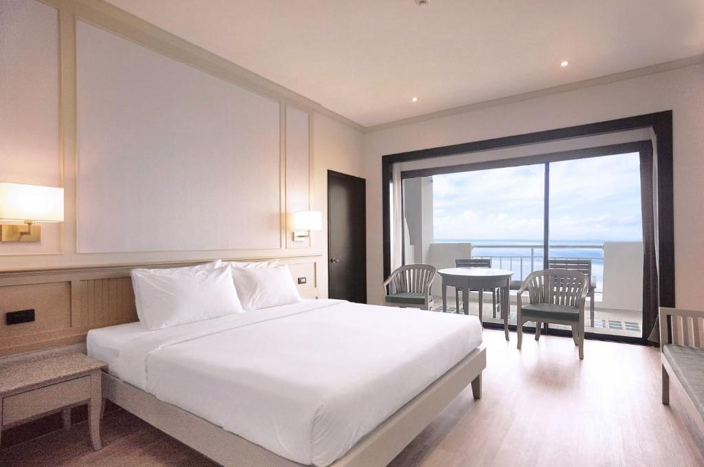 Pinnacle Grand Jomtien Resort And Beach Clubroomsrooms Image 44