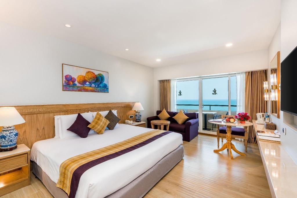 Royal Cliff Beach Hotel PattayaroomsOcean Deluxe Room Bed18