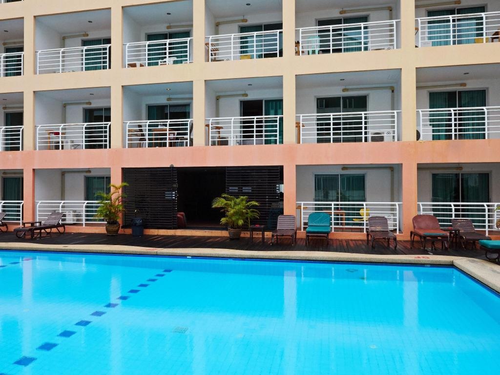 Eastiny Plaza HotelfacilitiesSwimming Pool Outdoor4