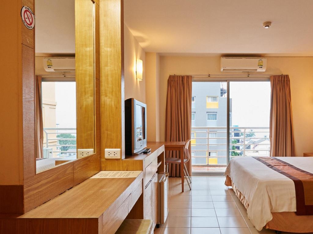 Eastiny Plaza HotelroomsSuperior Sea View King Bed Bed11