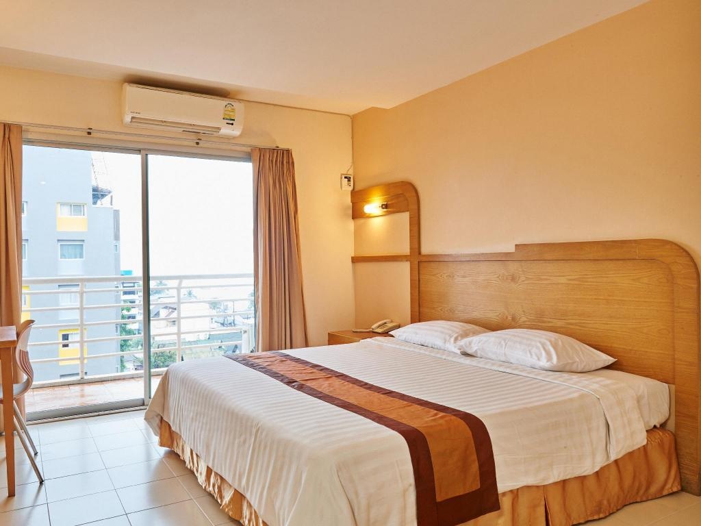 Eastiny Plaza HotelroomsSuperior Sea View King Bed Bed7