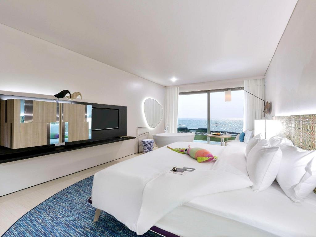 Veranda Resort Pattaya MGalleryroomsOcean Front Room 1 King Bed Guestroom3