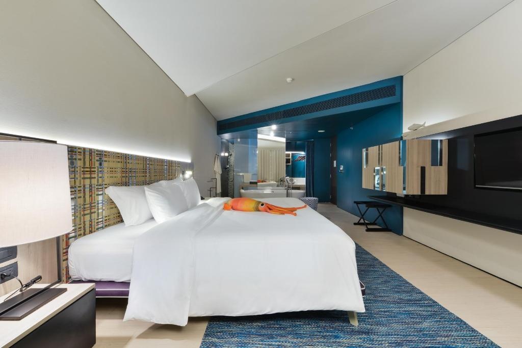 Veranda Resort Pattaya MGalleryroomsSea Breeze King 1 King Bed Garden View Bed14
