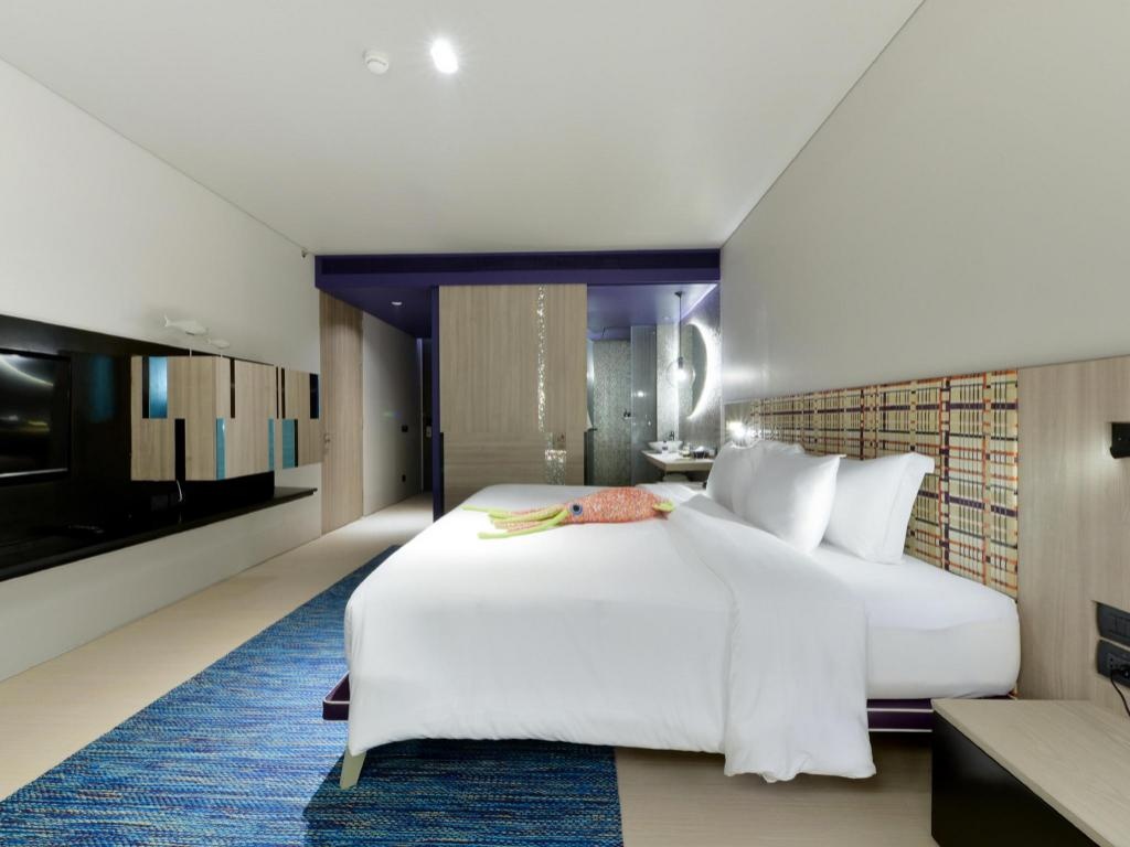 Veranda Resort Pattaya MGalleryroomsSeascape Deluxe King Bathroom2