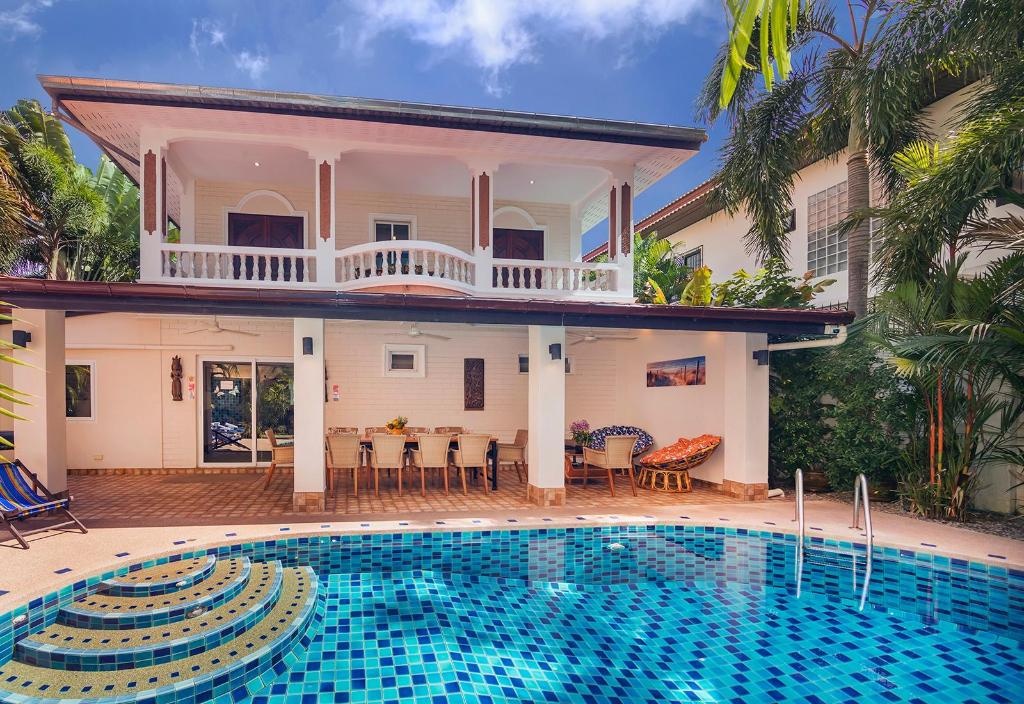 Villa Waree Just 5 Minutes From The City And BeachfacilitiesBalconyterrace11