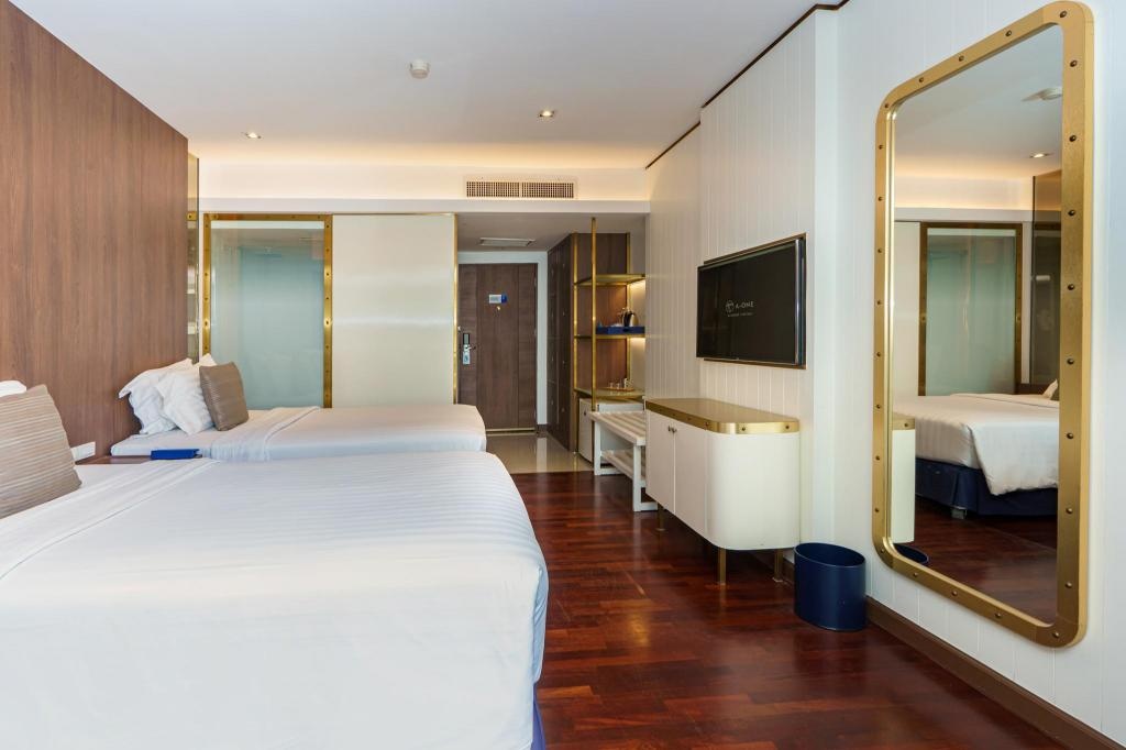 A One The Royal Cruise Hotel PattayaroomsDeluxe Twin With Balcony Bed15
